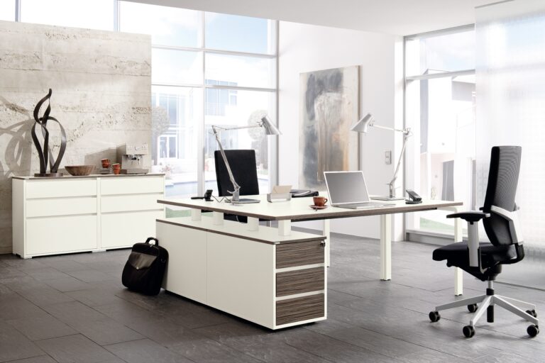 Ergonomischer Arbeitsplatz mit hochwertiger Büroeinrichtung